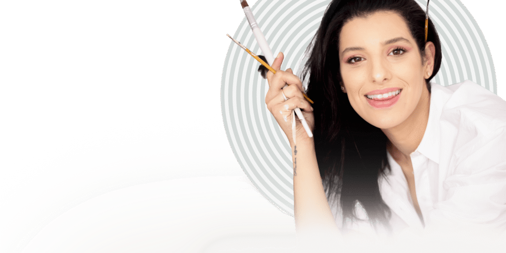 Voici Manal Cherki. Artiste, femme, sourde profonde. Elle ne perçoit pas le son comme vous et moi, mais elle entend autrement : par le mouvement, la couleur, la lumière intérieure. Elle danse, chante, peint — avec son âme. Son art est un cri silencieux, un pont entre les mondes, une preuve que la beauté existe bien au-delà du bruit.