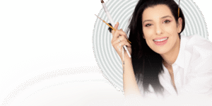 Voici Manal Cherki. Artiste, femme, sourde profonde. Elle ne perçoit pas le son comme vous et moi, mais elle entend autrement : par le mouvement, la couleur, la lumière intérieure. Elle danse, chante, peint — avec son âme. Son art est un cri silencieux, un pont entre les mondes, une preuve que la beauté existe bien au-delà du bruit.