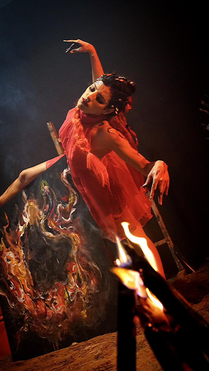 Découvrez l'œuvre "Le feu sacré des premiers hommes" par Manal Cherki. Une exploration artistique fascinante des origines à travers l'Art Total.