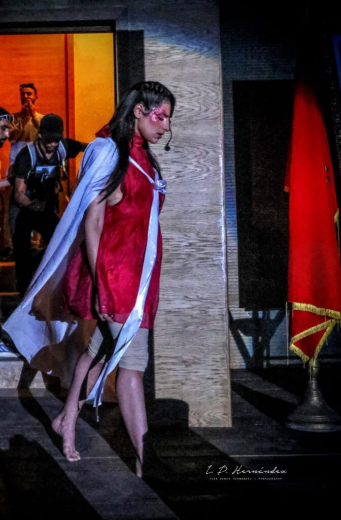 Plongez dans une œuvre essentielle où l'excellence sert l'impact. Manal Cherki célèbre l'authenticité absolue à travers un dialogue culturel pour la paix.