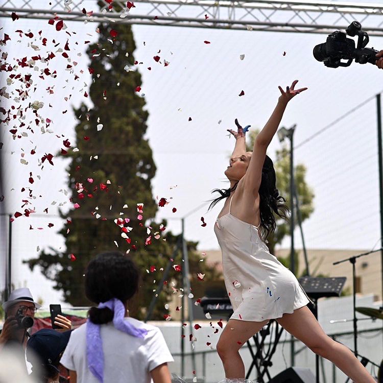 Avant que les Huit Octaves ne résonnent dans l’arène du Festival International de Boukornine, Manal Cherki , l’Architecte des Fréquences, s’est ancrée avec simplicité et recueillement au cœur des ruines millénaires de Carthage. Cette présence physique et vibratoire parmi les colonnes de pierre blanche, gravées des lois universelles des anciens empires, marque l’acte de naissance visuel de sa mission d’Émissaire pour la Paix.
