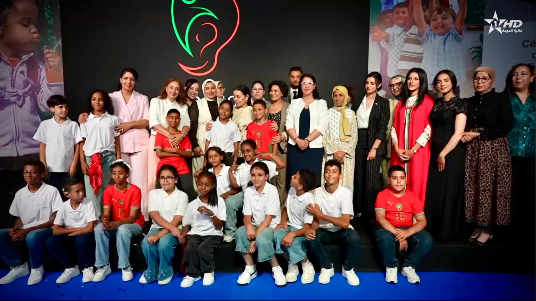 Manal Cherki interprète la chanson « Fais-moi signe » aux côtés d'une élève sourde de la Fondation Lalla Asmaa traduisant en langue des signes, lors de la cérémonie de fin d'année 2025-2026.