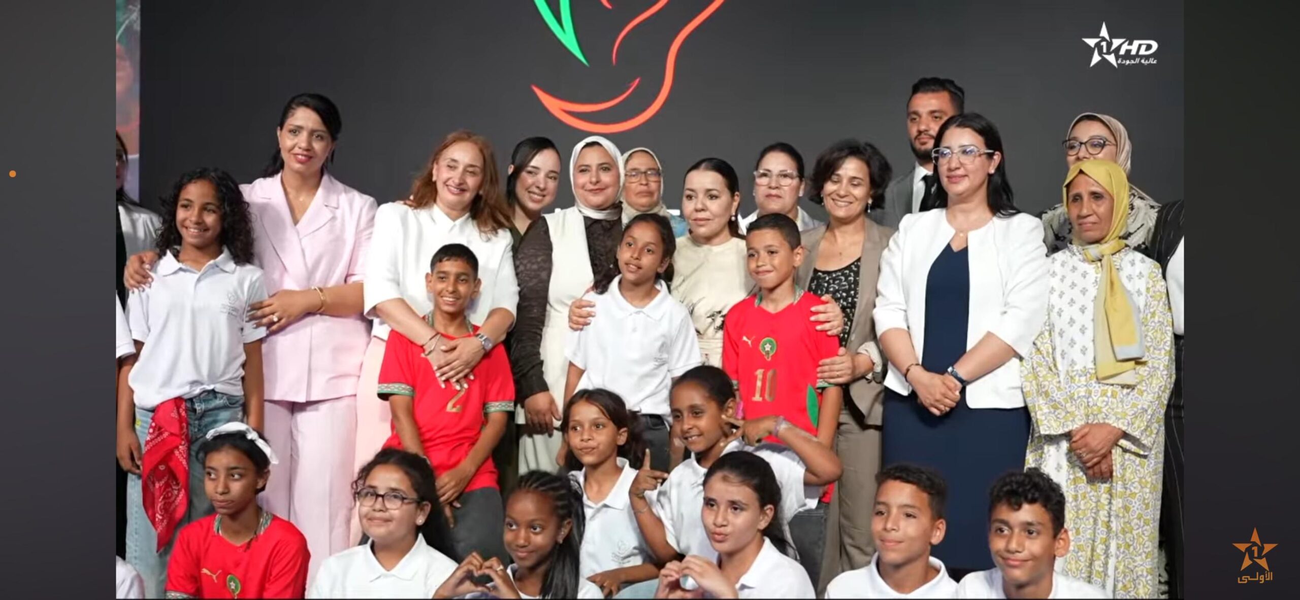 Manal Cherki interprète la chanson « Fais-moi signe » aux côtés d'une élève sourde de la Fondation Lalla Asmaa traduisant en langue des signes, lors de la cérémonie de fin d'année 2025-2026.