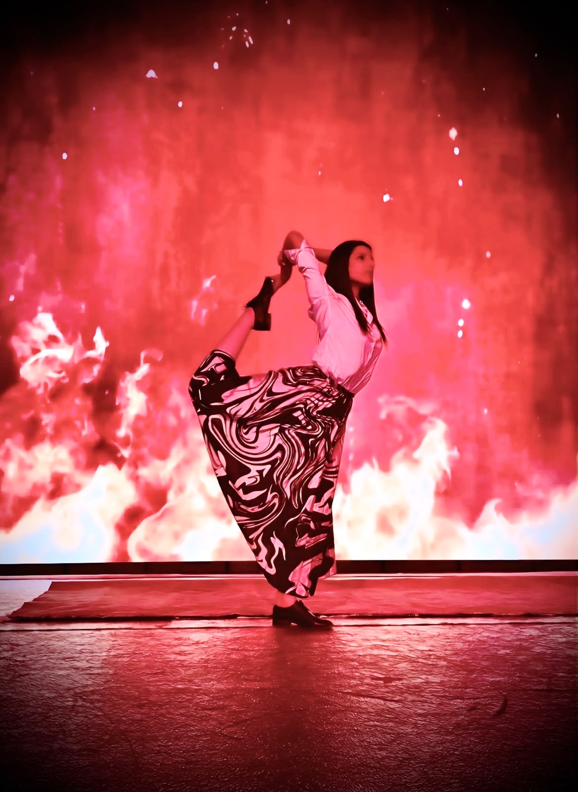 Un message du cœur : Manal Cherki transforme la différence en un langage de paix et d'espoir 1 Manal Cherki interprète la chanson « Fais-moi signe » aux côtés d'une élève sourde de la Fondation Lalla Asmaa traduisant en langue des signes, lors de la cérémonie de fin d'année 2025-2026.